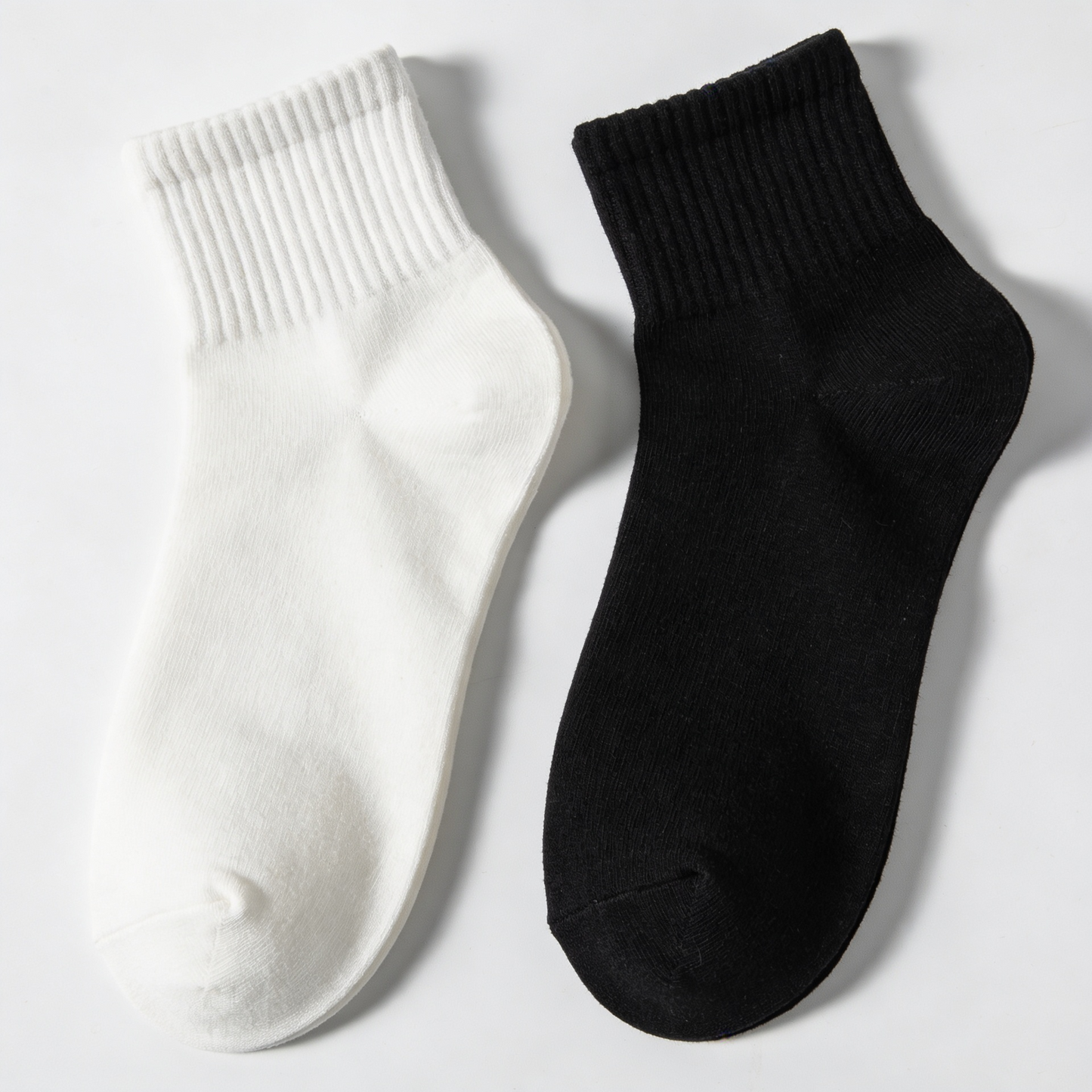 Par de calcetines blancos y un par negros