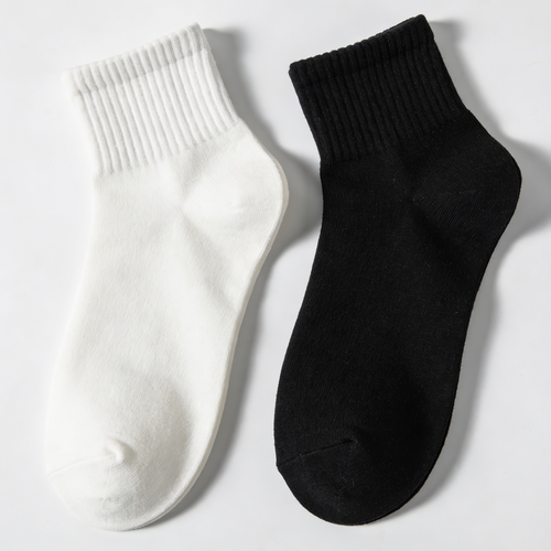 Par de calcetines blancos y un par negros